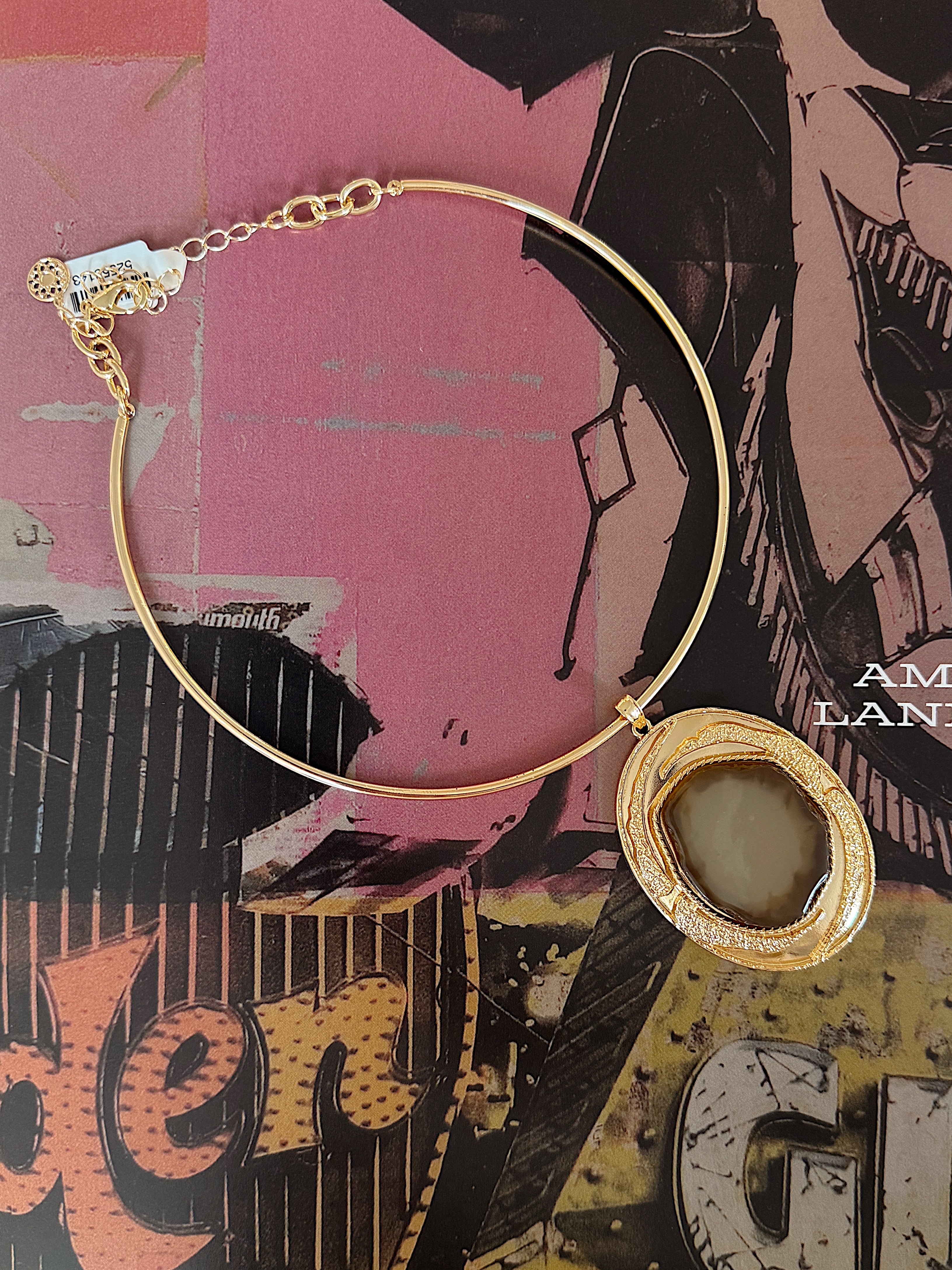 Metal Oval Frame Pendant Necklace