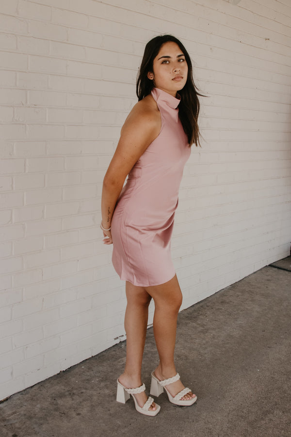 Model wearing light pink dress.