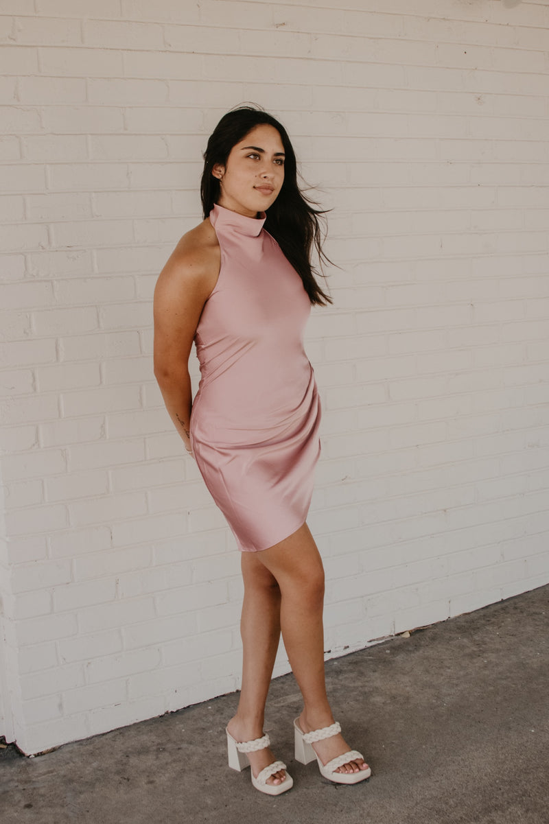 Model wearing light pink dress.